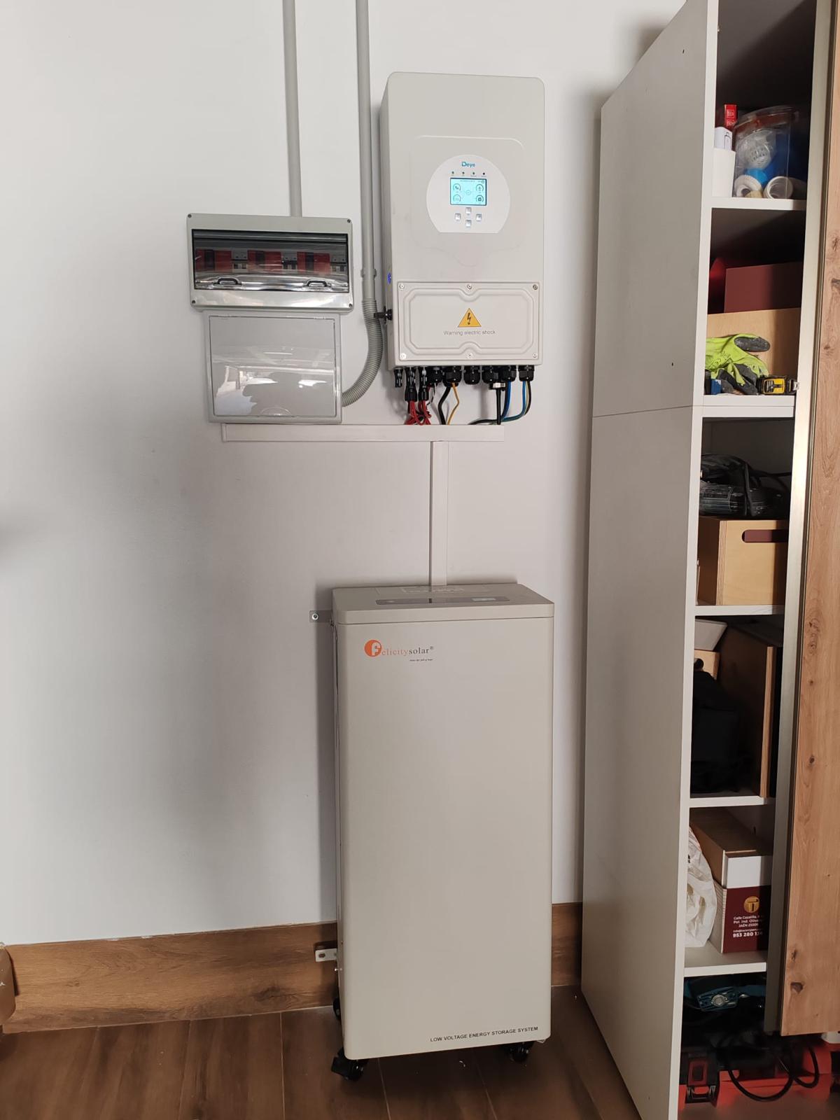 Inversor Deye, cuadros eléctricos y batería de pie Felicitysolar